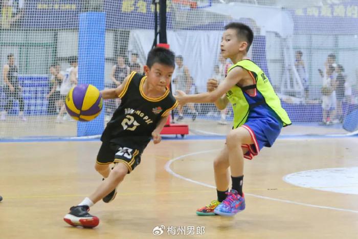 关于青少年篮球扶贫行动在偏远地区全面铺开，普及体育教育的信息